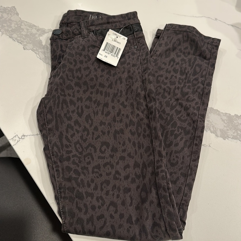 NWT Blank NYC Gray on Gray Leopard/Cheetah Skinny Jean. Size 26